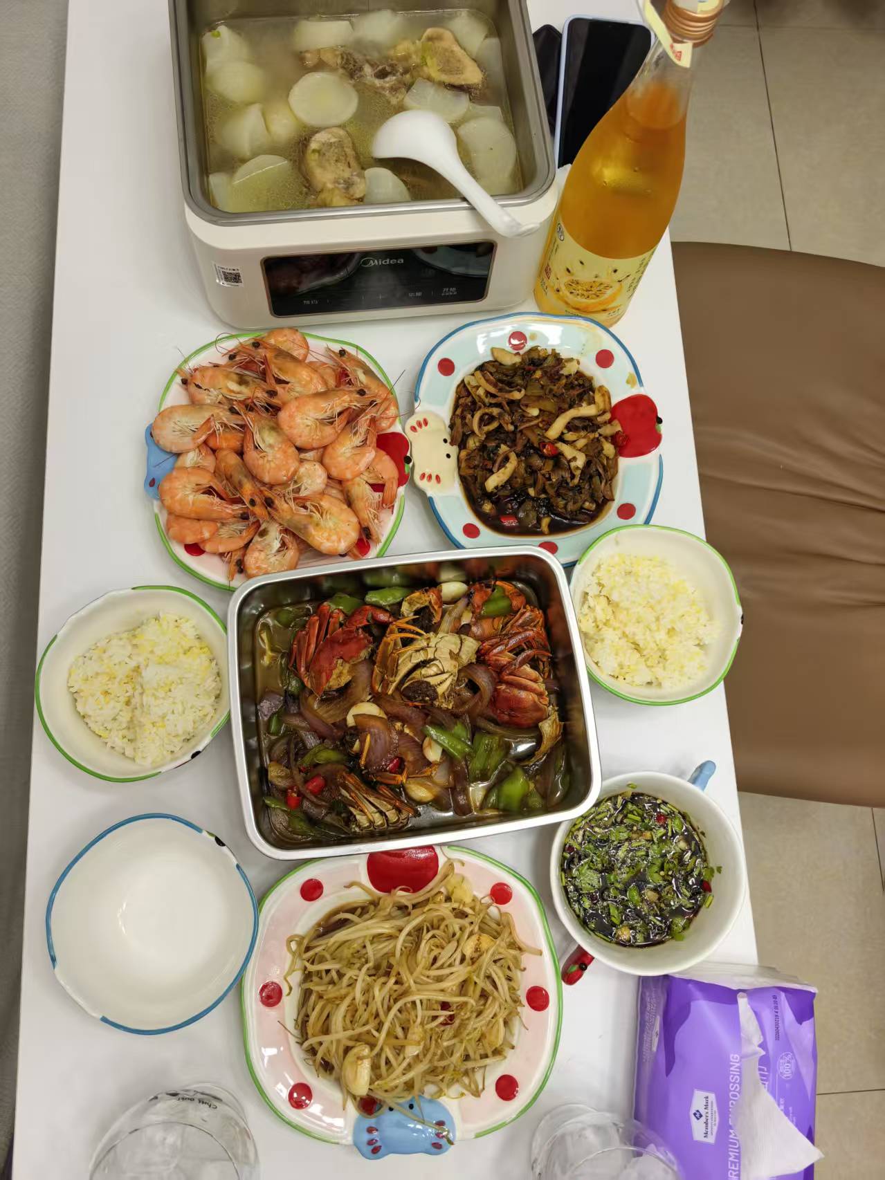 小羊准备的一桌丰盛饭菜