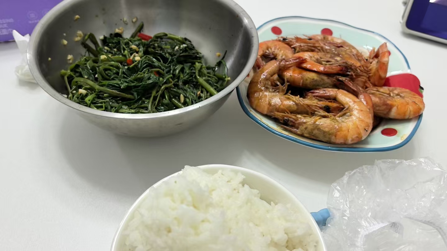 虾、青菜和米饭