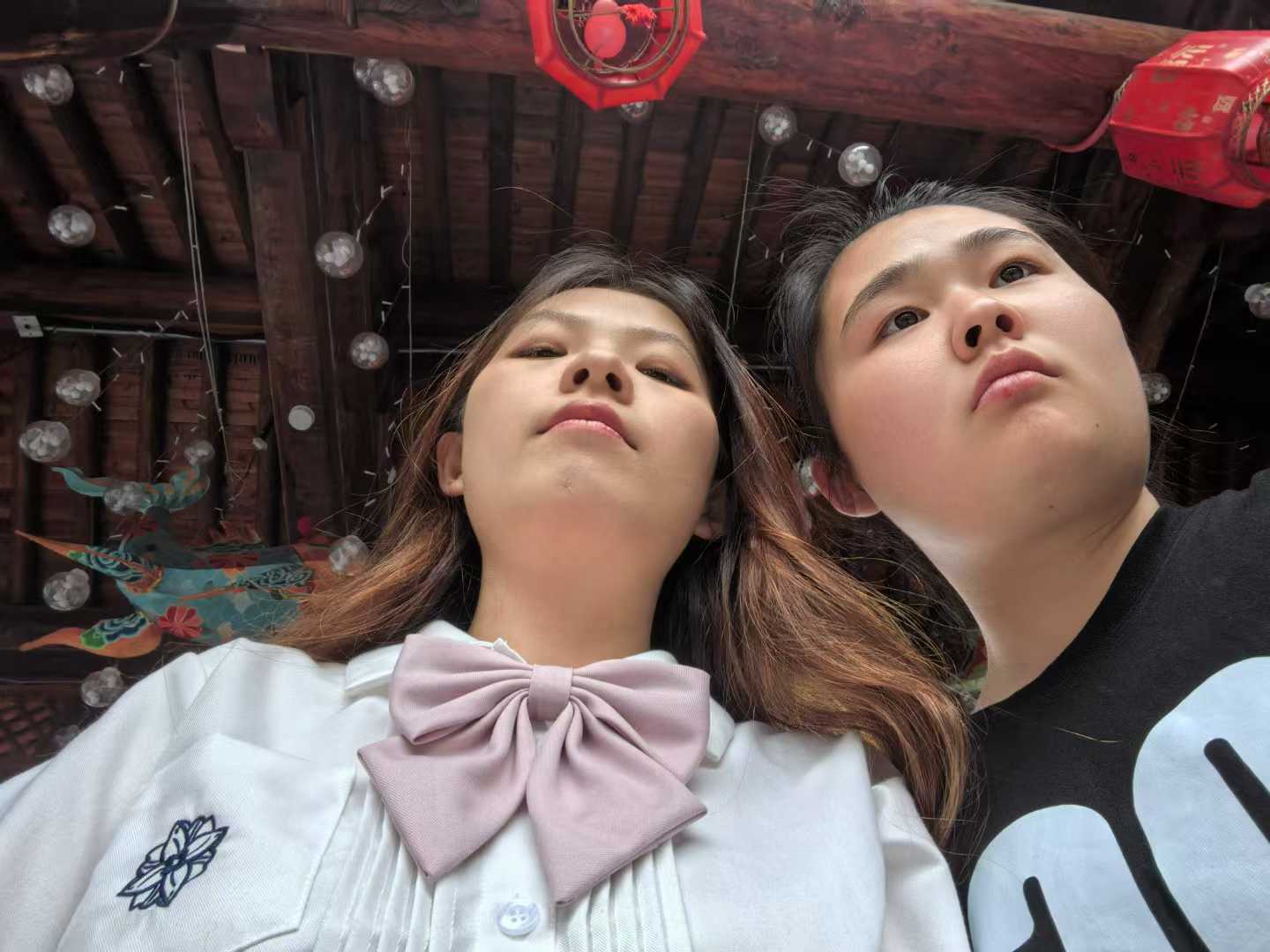 雨蓓和吴冉一起拍照