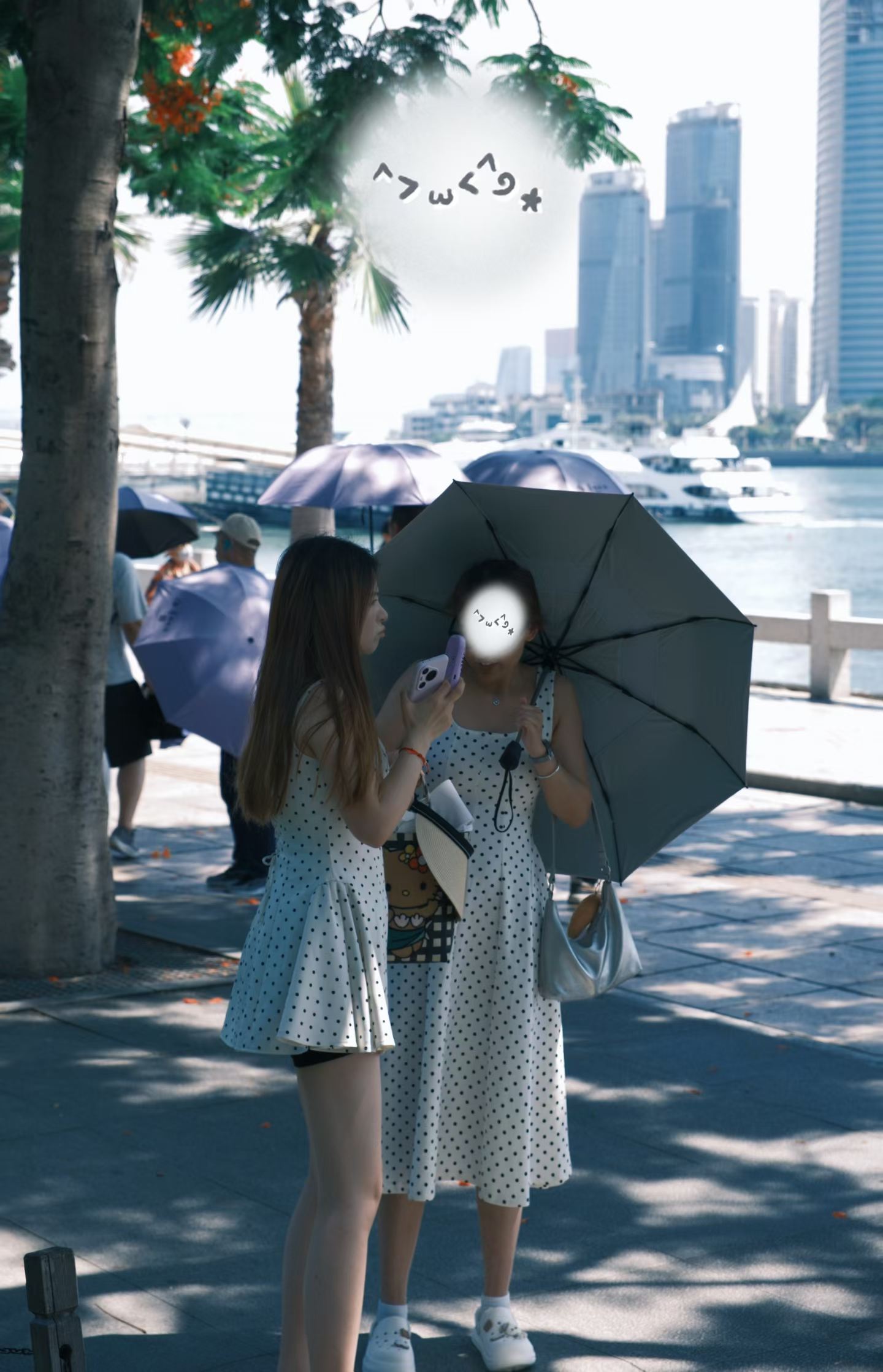 海边散步的两个人